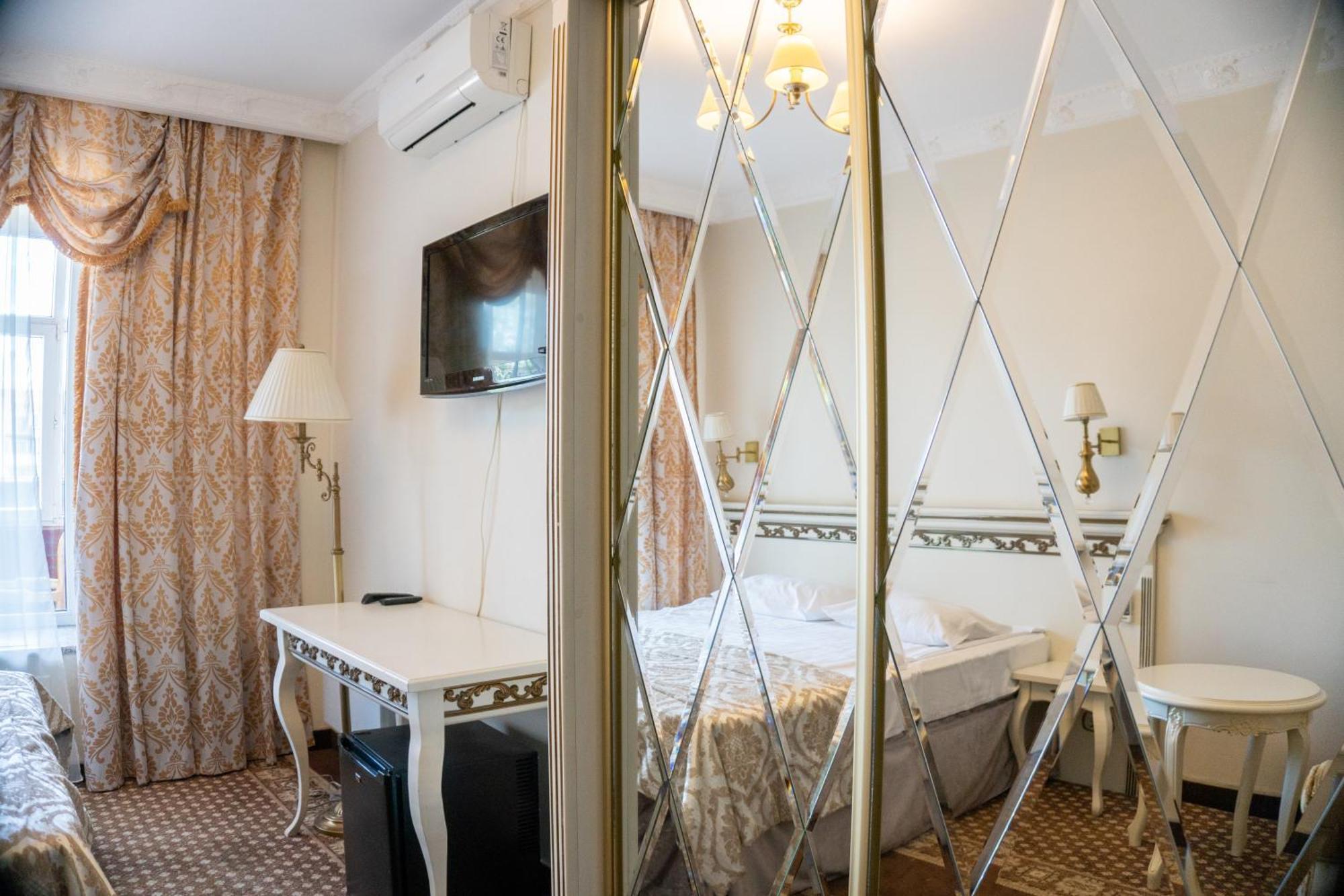 Royal City Hotel Kyiv Exterior photo