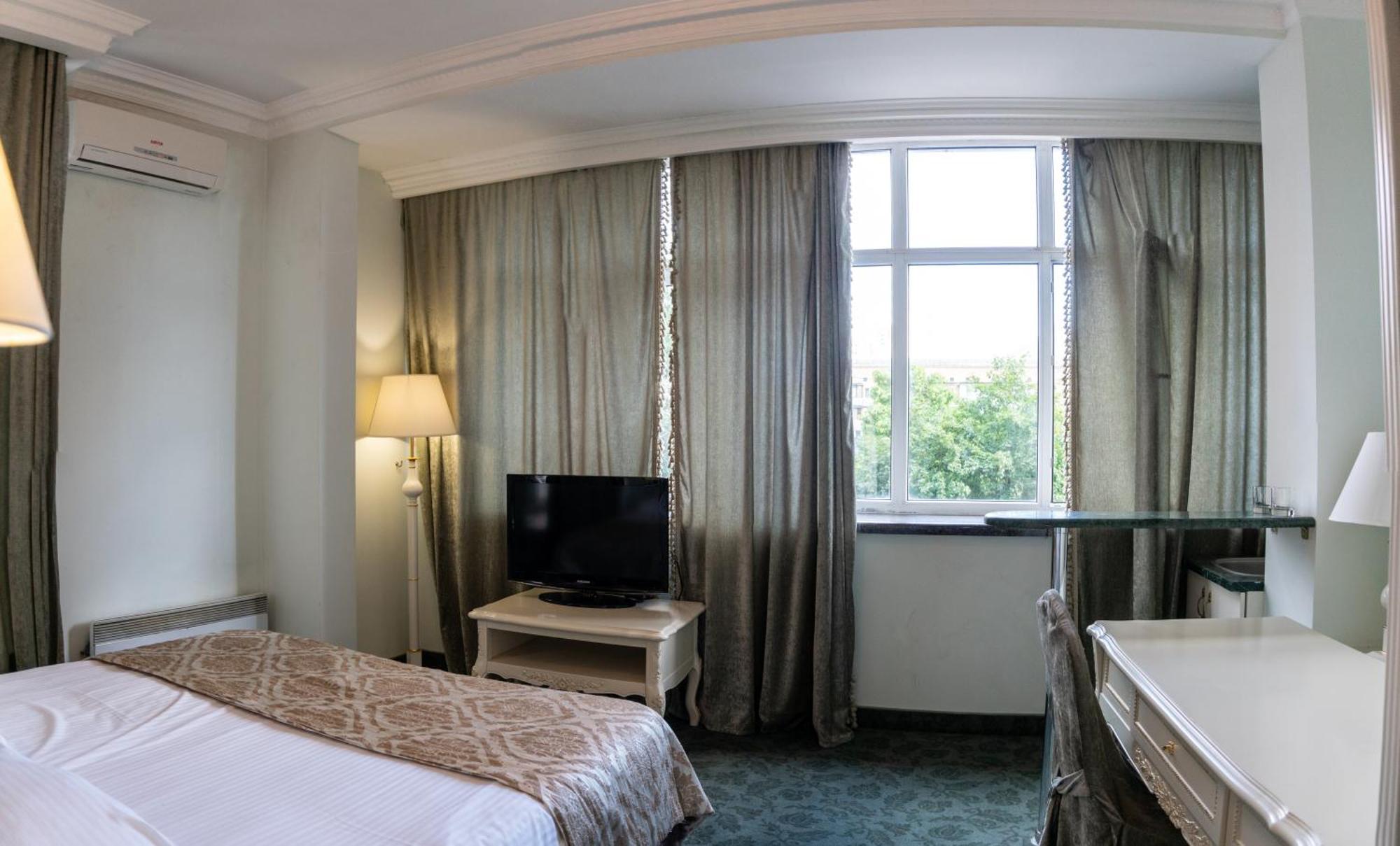Royal City Hotel Kyiv Exterior photo