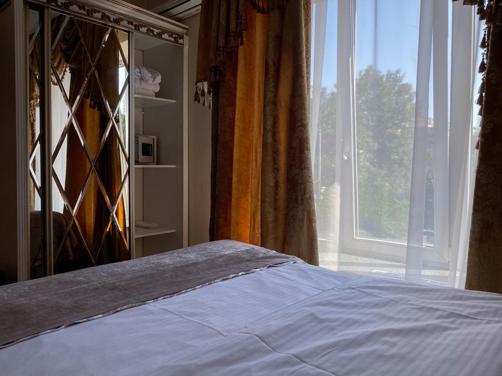 Royal City Hotel Kyiv Exterior photo